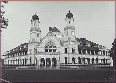 dedak7890's tweet photo. Lawang Sewu,dibangun pd 1904 selesai pada tahun 1907. jaman dahulu, gedung ini sering disebut Wilhelmina Plein https://t.co/0R02GTxxNa
