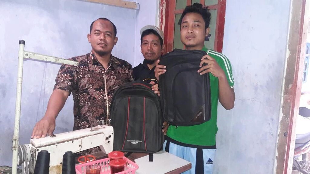 Produksi tas, pemuda kreatif Batang dpt bantuan mesin melalui @Riyono_PPNSI <a href="/FPKSJateng/">USUL PAK DE</a> <a href="/PKSjateng/">Mas Blangkon</a> <a href="/PKSejahtera/">DPP PKS</a>