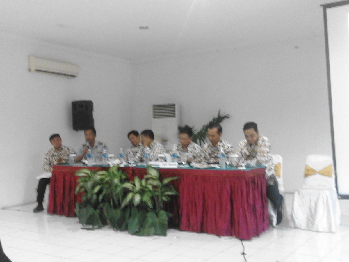 HidayatAlRamda3's tweet photo. @IdrisAShomad 
Membangkitkan Gotong royong dgn 100jt/Th/Kelurahan untuk kerja bakti (K3). https://t.co/iWWj4pVEwe