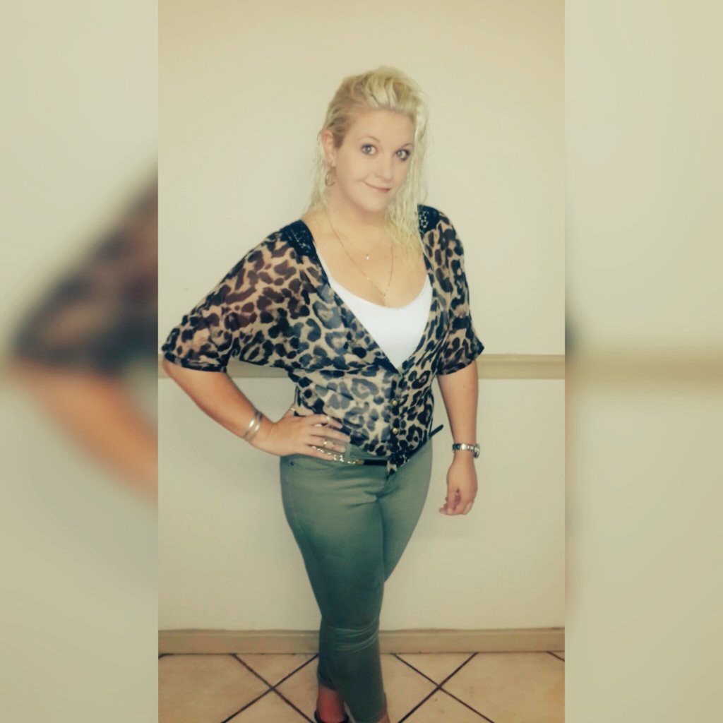 GroblerLeeAnn's tweet photo. #lookfortheday #justme #readyforwork #blonde #curlywaves https://t.co/I8dnlrMP4O