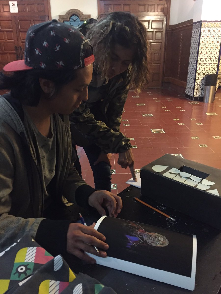 DOQUMENTAmx's tweet photo. Los chicos de #Bectta firmando las litografías para #TheJinx, ¡están increíbles! 😱 #DocuDeMedianoche https://t.co/U6M8EHe03o