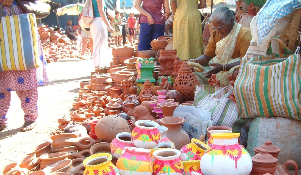 TourismGoa's tweet photo. Get into the streets and feed that shopping bug! Find some local picks you can't find anywhere else! #GoaShopping https://t.co/VAAd1PxKPa