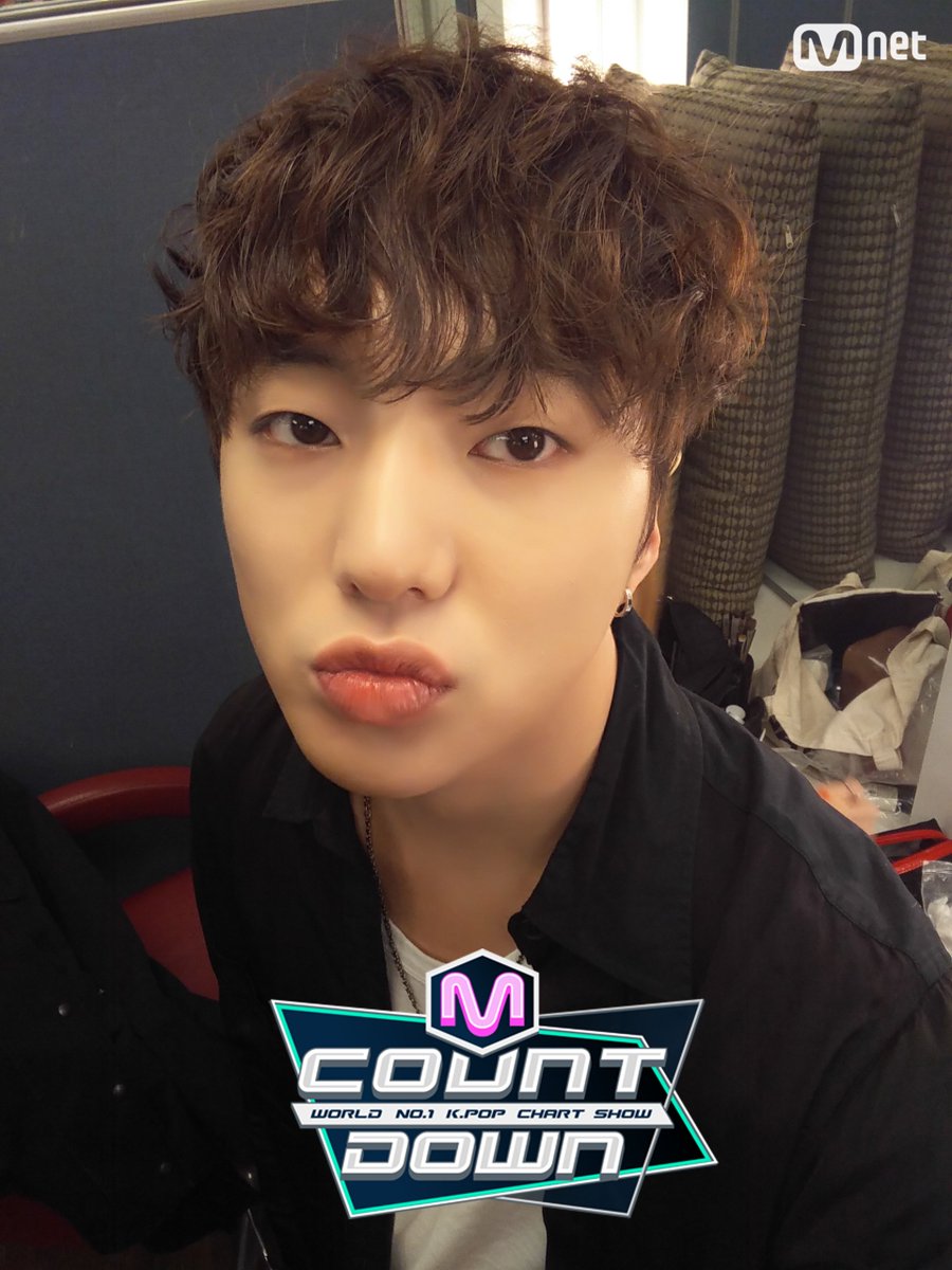 MnetMcountdown's tweet photo. ��느 각도에도 자신감 있는 #위너 의 민호군!! 민호군의 입술을 따라 승윤군도 쭈욱! 여러분 모니터 앞으로 오세요! 6시 #엠카운트다운 본방사수 까지 쭈욱~!! https://t.co/VloGvu3GtM