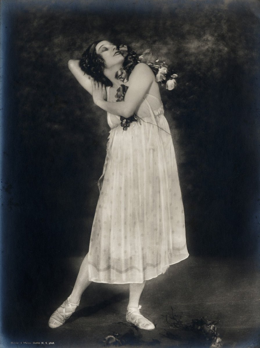annapavlovaaaaa's tweet photo. (1920) Here is a picture of myself in Autumn Bacchanal https://t.co/T2VWMqOm1R