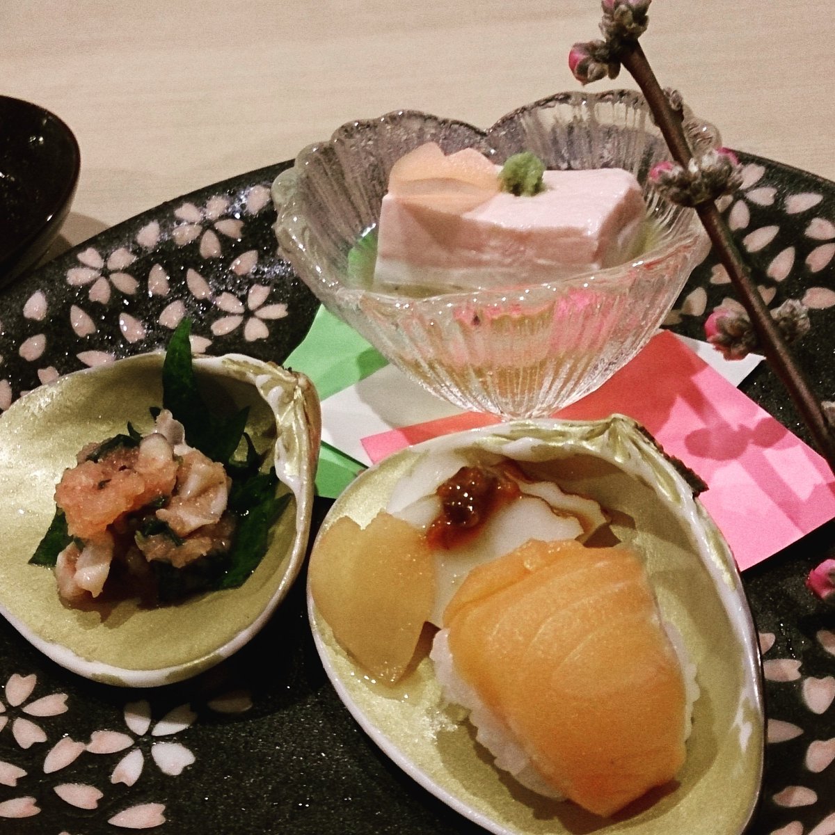 赤坂 和食こうしんほう お雛祭りの先付け 胡麻豆腐は下から緑白赤の3色 ハマグリのからにはハマグリの紅梅和え サーモンの手鞠寿司など 花びらうどと桃の花を飾りました 懐石料理 赤坂 T Co Uq7llidl 赤坂 和食こうしんほう お雛祭りの先付け 胡麻豆腐は下から緑白赤の3色 ハマグリのからにはハマグリの紅梅和え サーモンの手鞠寿司など 花びらうどと桃の花を飾りました 懐石料理 赤坂 T Co Uq7llidl