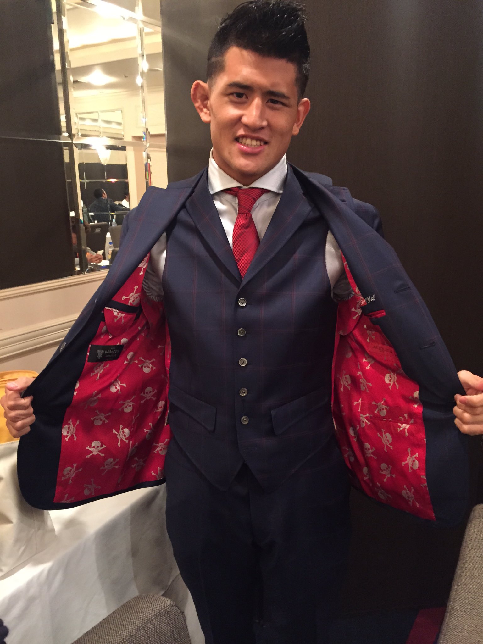 K 1 公式アカウント K 1ワールドグランプリ16 3 4 金 代々木大会 前日記者会見バックステージ コナー マクレガーと同じスーツなんだそう K1 Wgp 新k1伝説 T Co 8iwbkwthhs Twitter