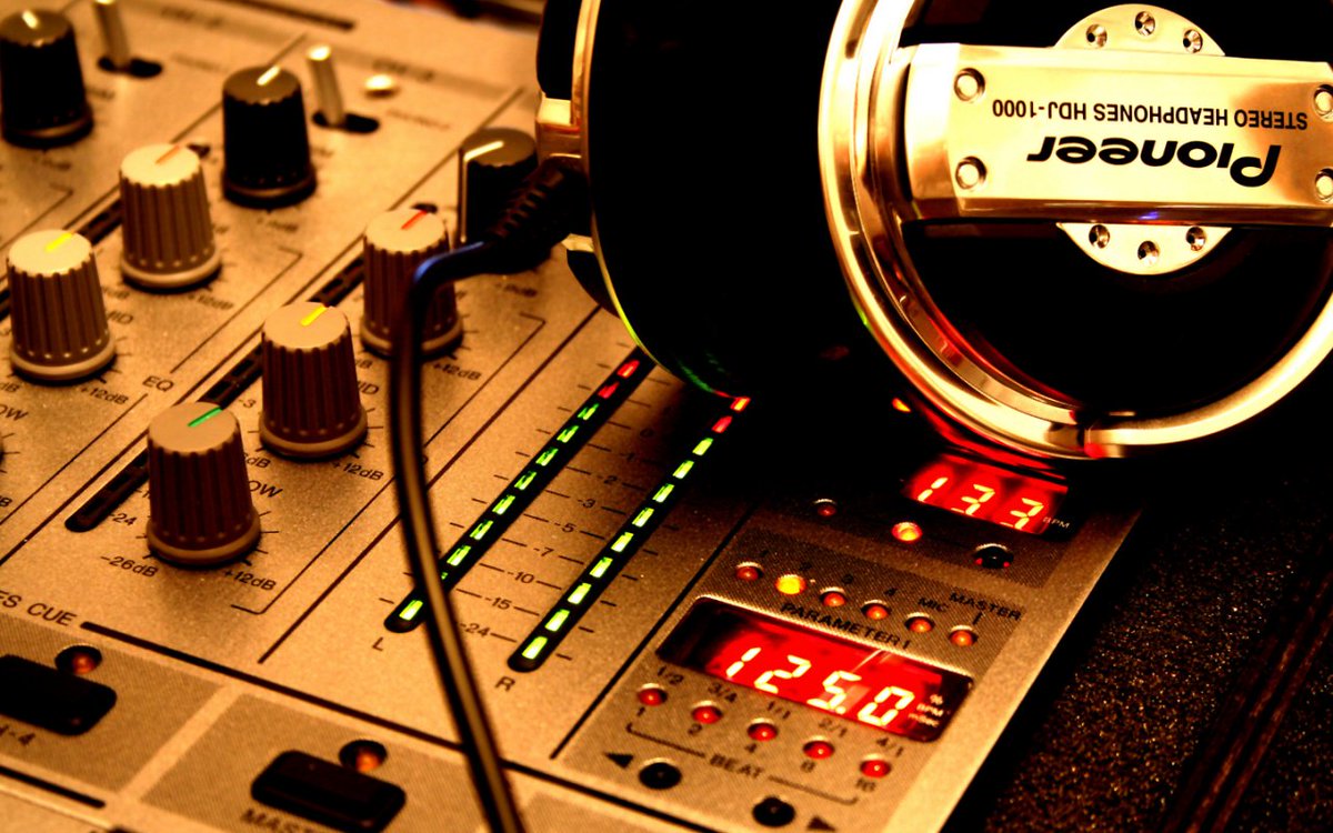 GeetOGazal's tweet photo. Your favorite host Gazal is ready with #Bollywood #songs &amp; #shayari.
Tune your #radio @ 1650AM from 10-12:00pm (Sun) https://t.co/CXaoXZ8zPz