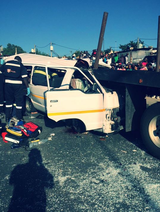 AlexNewsZA's tweet image. Fatal collision between taxi and truck on Wynberg Road bit.ly/1QtcKKx #collision  #Alex #taxi @EMER_G_MED