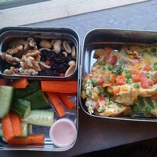 DeGroeneVrouw's tweet photo. #Schoollunch #kortedag: groentenomeletje | nootjes en rozijnen | komkommer, wortel en een dipsausje https://t.co/RceBV8OI76