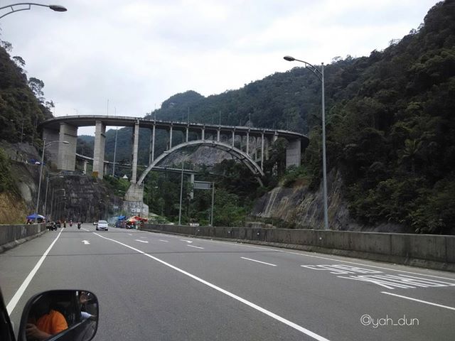 Jalan paling bawah di kelok 9 sumbar