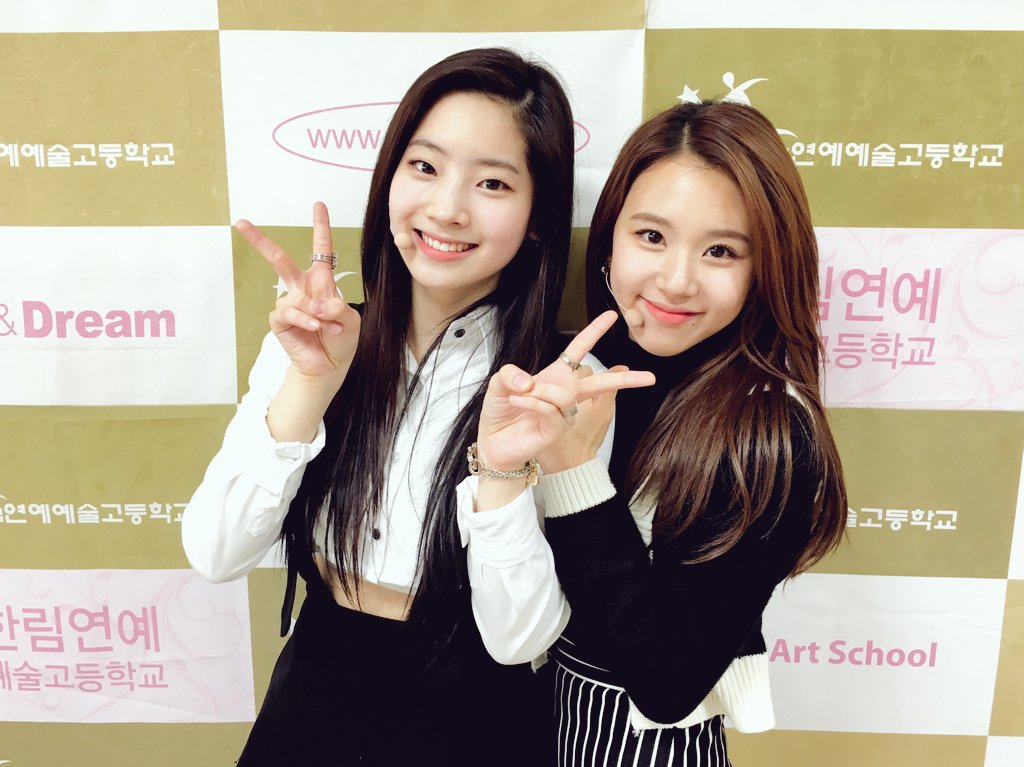 JYPETWICE's tweet photo. 선후배가 된 행복한 둡챙 V 
#TWICE #트와이스 https://t.co/DiJO4cGyNX