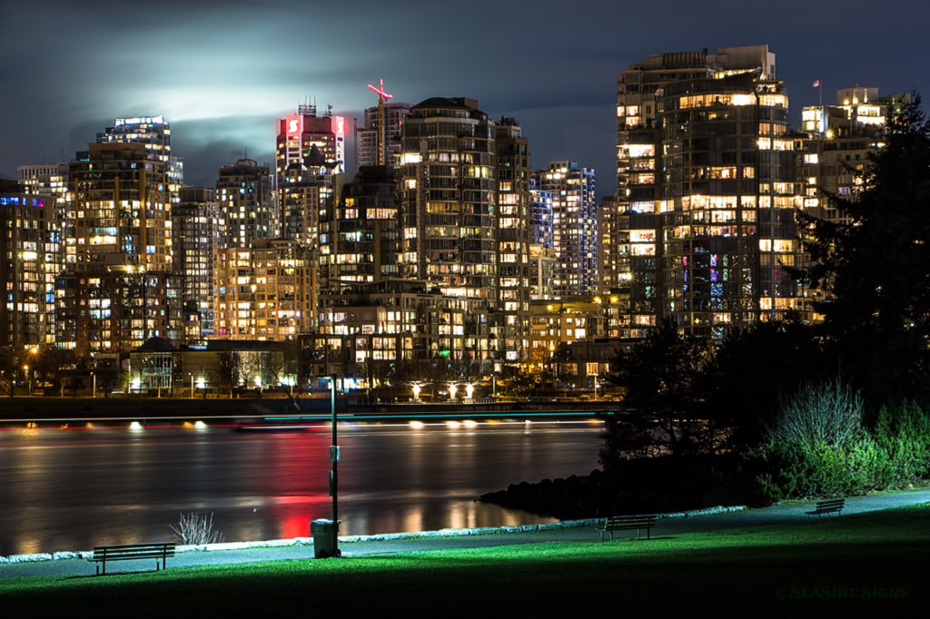 Turn Up The Night 🌙🏪 #Yaletown #Vancouver #FalseCreek #VeryVancouver #VancouverPhotos 👉🏼 instagram.com/p/BCexBK0gVe9/