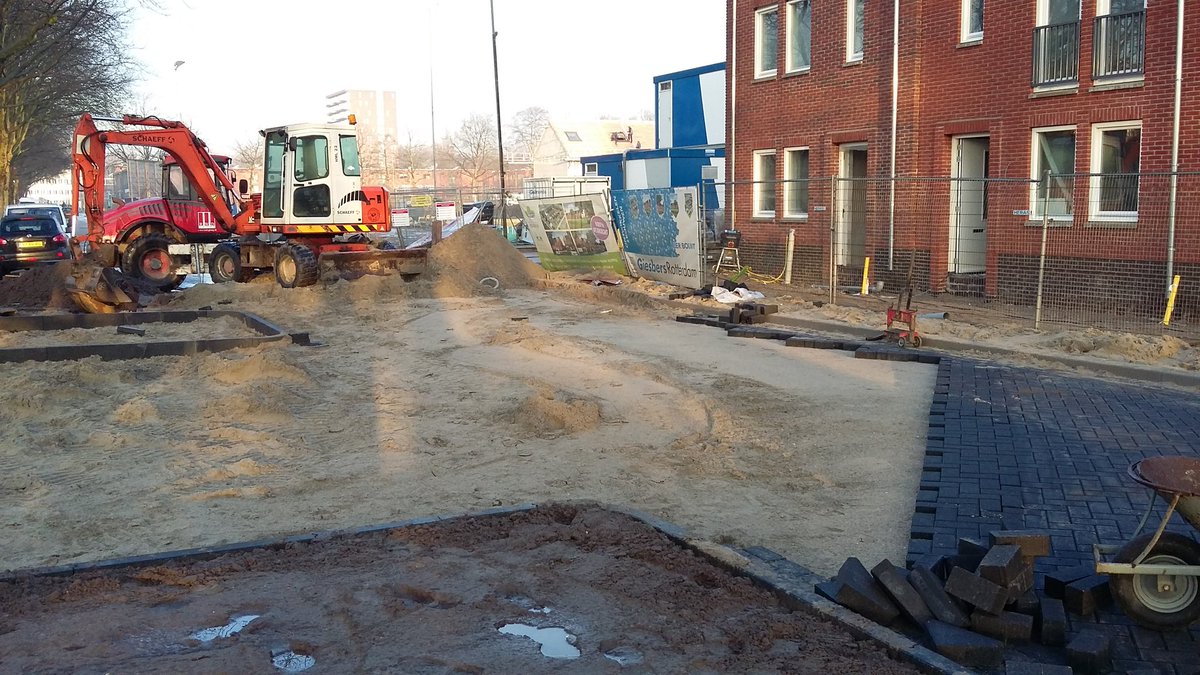 RT <a href="/SandMoordrecht/">Sander van Echten</a>: Het straatwerk voor blok C en D schiet lekker op! #beatrixpark #schiedam