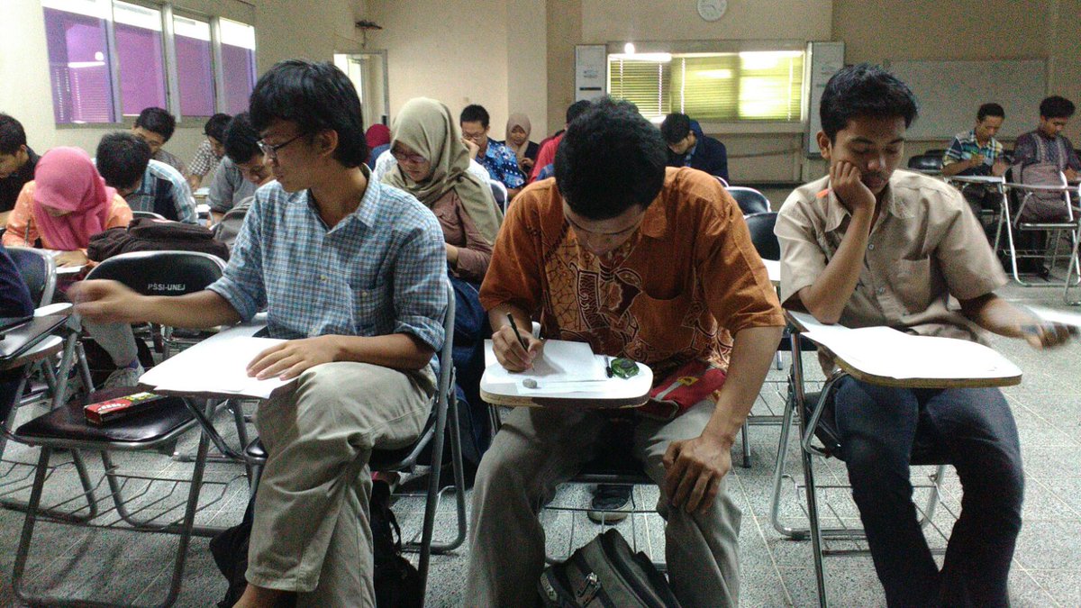 Kelas C <a href="/matdiskrit/">Matematika Diskrit</a> <a href="/pssi_unej/">PS. Sistem Informasi</a> sedang mengerjakan kuisnya