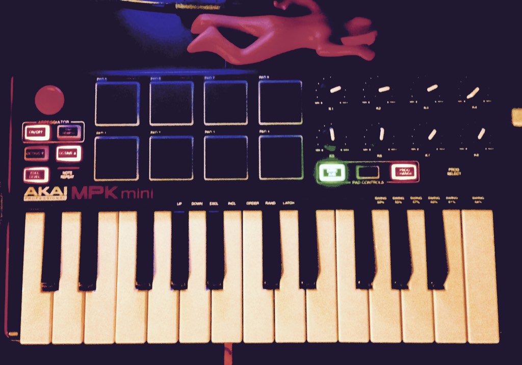 imloosethoughts's tweet photo. #Travel #Music #Production #Setup
#PC by @Surface
#Controller by @NI_Maschine
#Keyboard by @Akai_Pro
#MPK2 #Mikro1 https://t.co/4sI7iYeutE