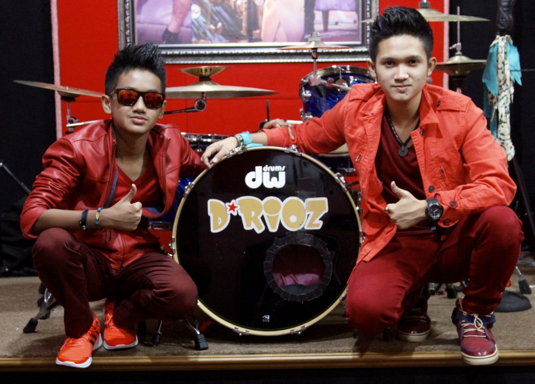 #Laras
FRESH <a href="/DRIOZ_Official/">D*RIOZ band</a> #PuteriIklan

Cc: <a href="/FerioMusic/">FeRio Music Label</a>
Program #KompilasiHari

Kawal <a href="/SietoxDJ_RDB/">SietoxDJ</a> 
MD: @QiaQiut