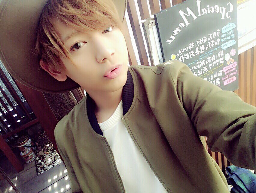 takupon0626's tweet photo. 今日は春コーデでカーキを入れたよ😁❤︎
いつもの感じとは真逆に攻めてみたのだ！どうかな？
そして2枚目の俺の素な感ww https://t.co/pBJCEJU4lR