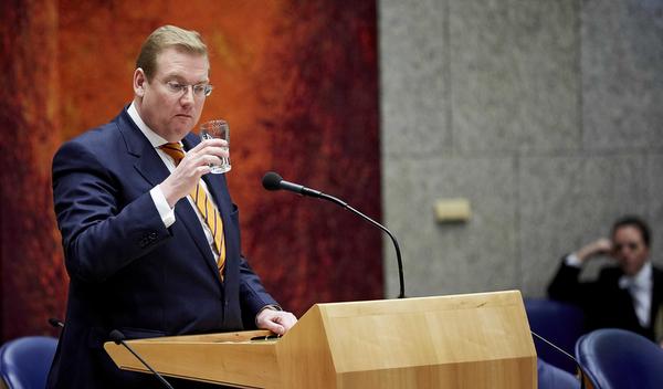telegraaf's tweet photo. Van der Steur op de bres voor mishandeld dier https://t.co/5dihT5oPkW https://t.co/1Iw1LTT6rv