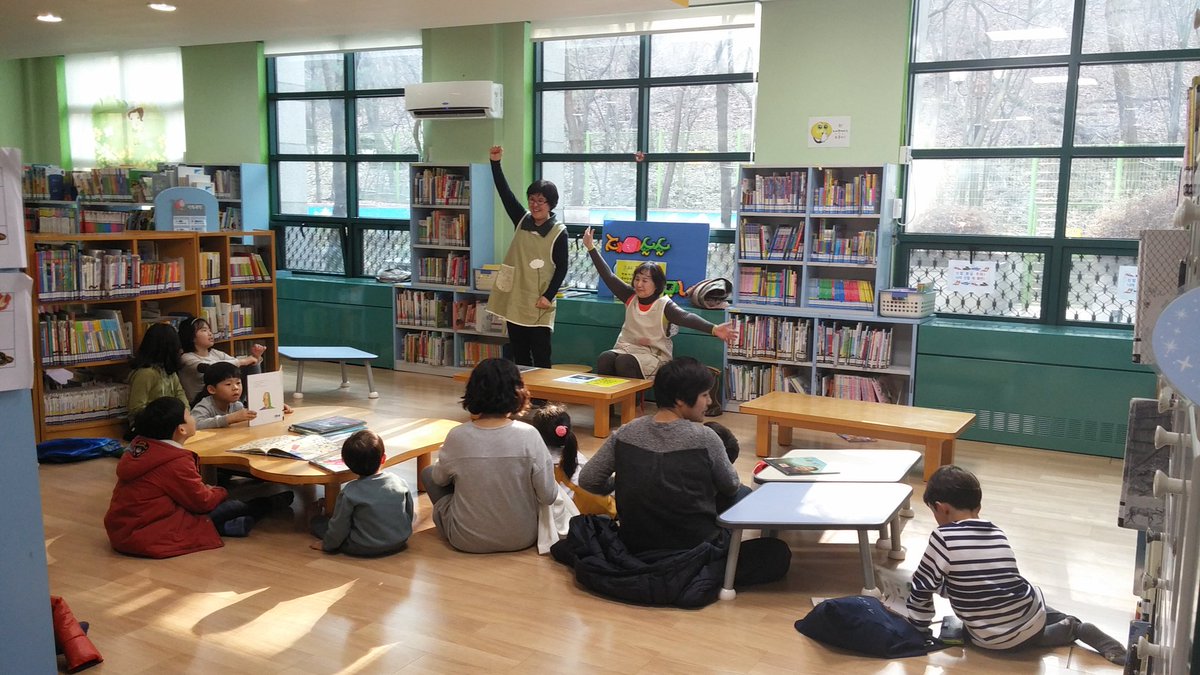snbdlib's tweet photo. 재미솔솔~이야기 할머니가 들려주는 잼있는 이야기에 아이들이 푹 빠졌네요^^ 매주 목요일 3시30분부터  #분당도서관 어린이실에서 진행됩니다~ #성남시 https://t.co/0QlDeACoQe
