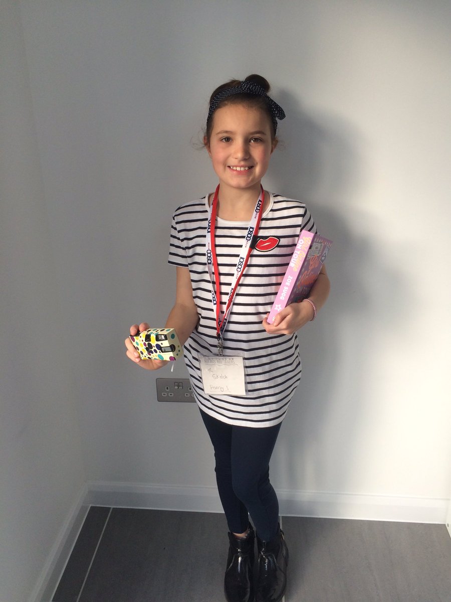 Nickinokeynoo's tweet photo. @Zoella #WorldBookDay it had to be Bella's favourite book! https://t.co/WGnlpzADuy