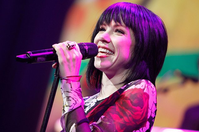 billboard's tweet photo. Carly Rae Jepsen performs the "Fuller House" theme acoustic (with some help from her phone) https://t.co/8H4GLdGnWx https://t.co/vrMoLwXUgC
