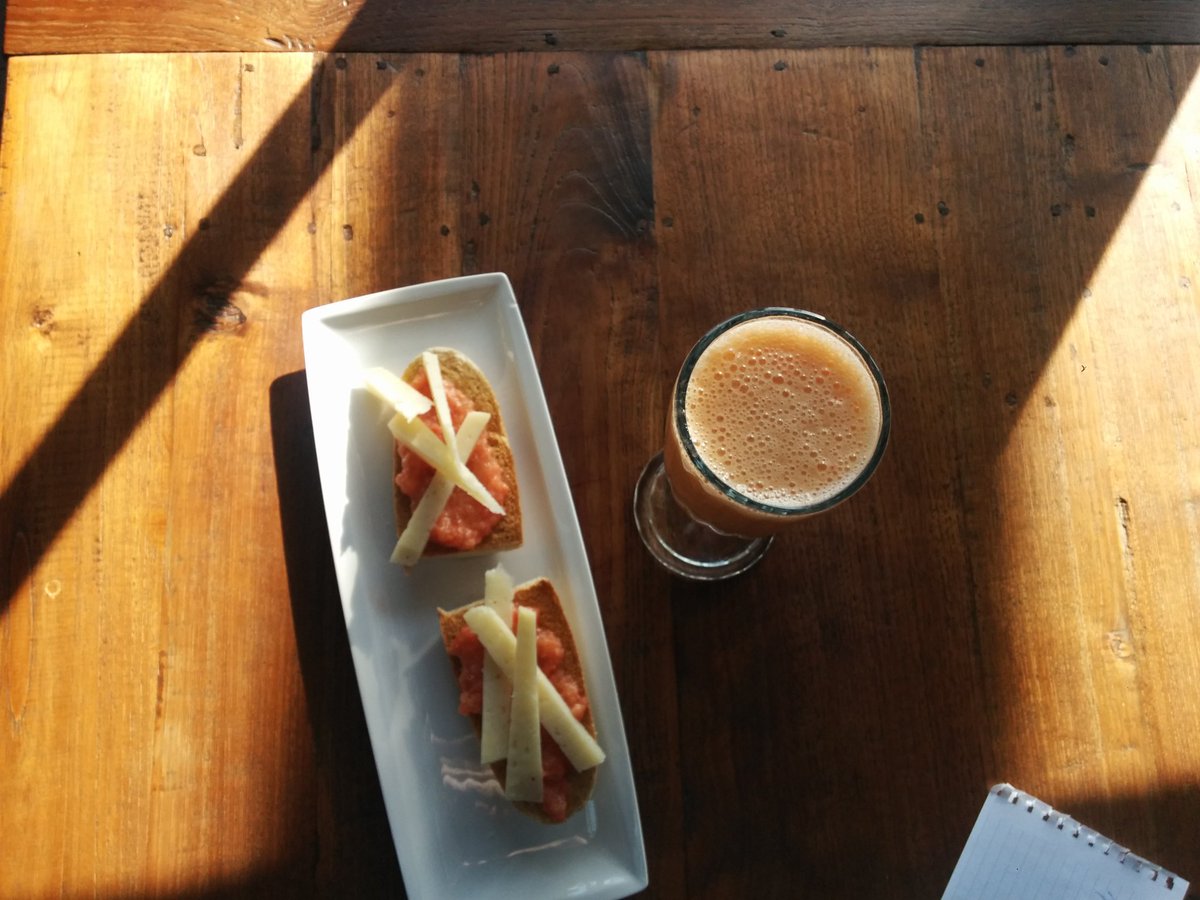 Tostada integral con zumo de frutas naturales #disfrutacuidandote #frentealmar