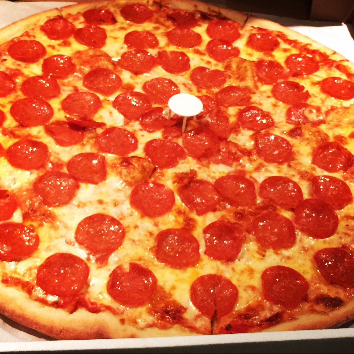 brandonludvvig's tweet image. Day 8 shred, tried to cave but couldn&apos;t find a pizza joint in the 6ix open #throwbackpizza #tinytable