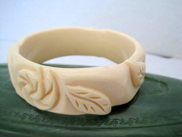 vintagobsession's tweet image. Carved White Lucite Bangle Bracelet etsy.me/1mu31Z2 #Etsy #PlasticBangle