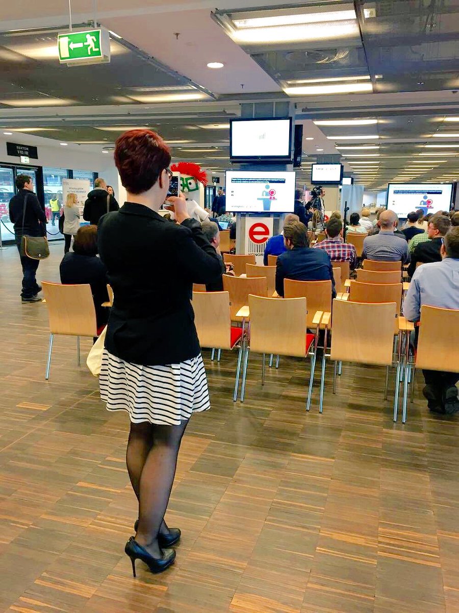 kiersznowska's tweet photo. Przyłapana na cykaniu foci przez @aga_kurczak! 😜
Kongres #eHandlu #KEH https://t.co/r35jIz0F3G