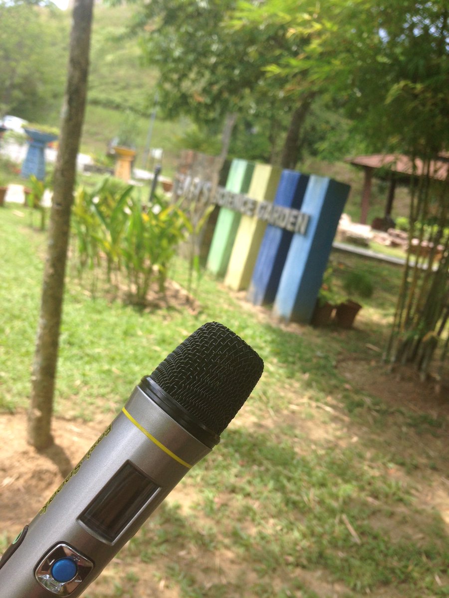 MrsNikiteas's tweet image. Funny lesson with yr9 #EAL recording sound effects for creative writing @TenbySEPTISsec #Literacy #TeachingLanguage