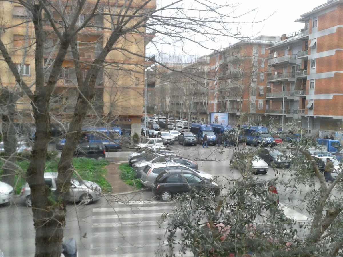 bpm_roma's tweet photo. Ancora una volta uomini in divisa pronti a distribuire misericordia in città.  @orfini e @pdnetwork #complici https://t.co/aVgyxVo27e