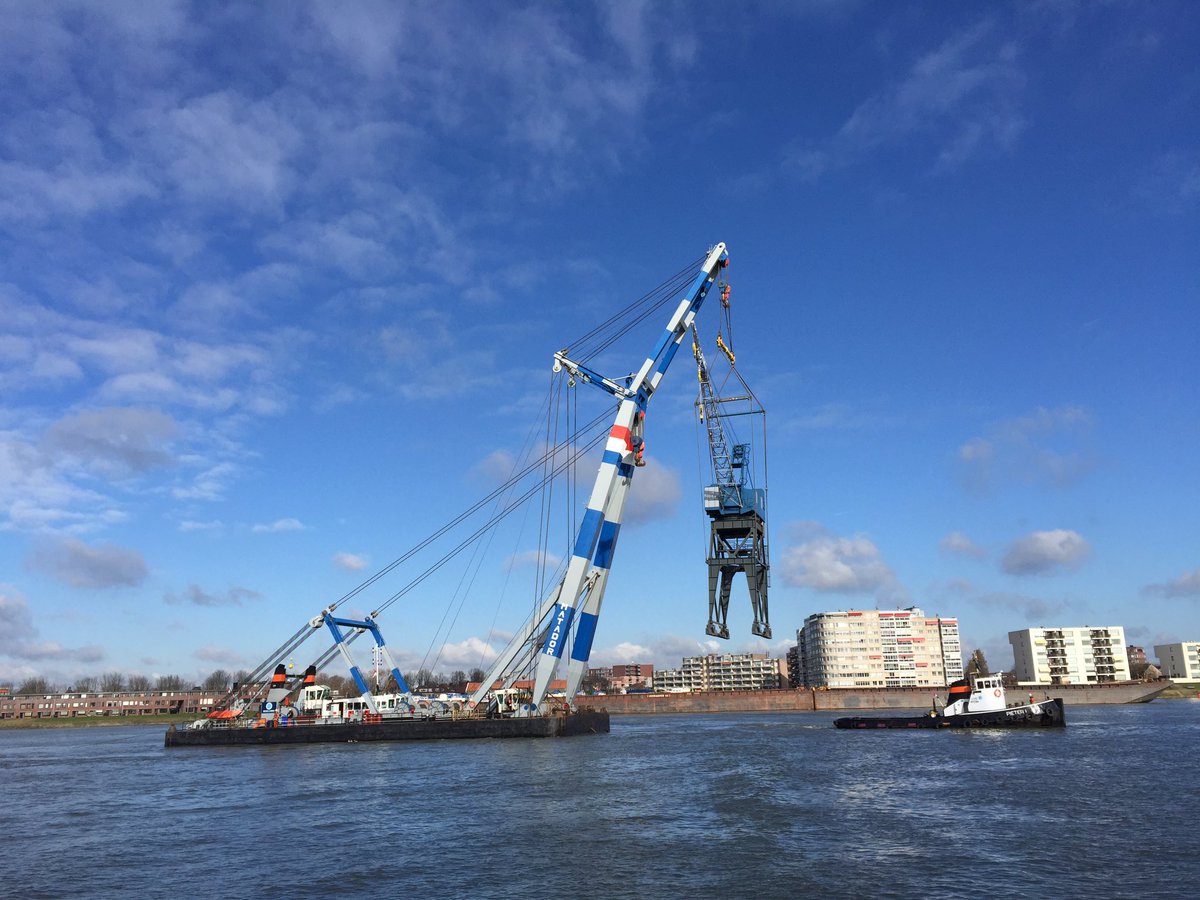 sannewaldekker's tweet photo. Historische kraan #AmericanRevolver uit Hendrik-Ido-Ambacht aangekomen op #Stadswerven in #Dordrecht @RTV_Rijnmond https://t.co/PodJZlSko0