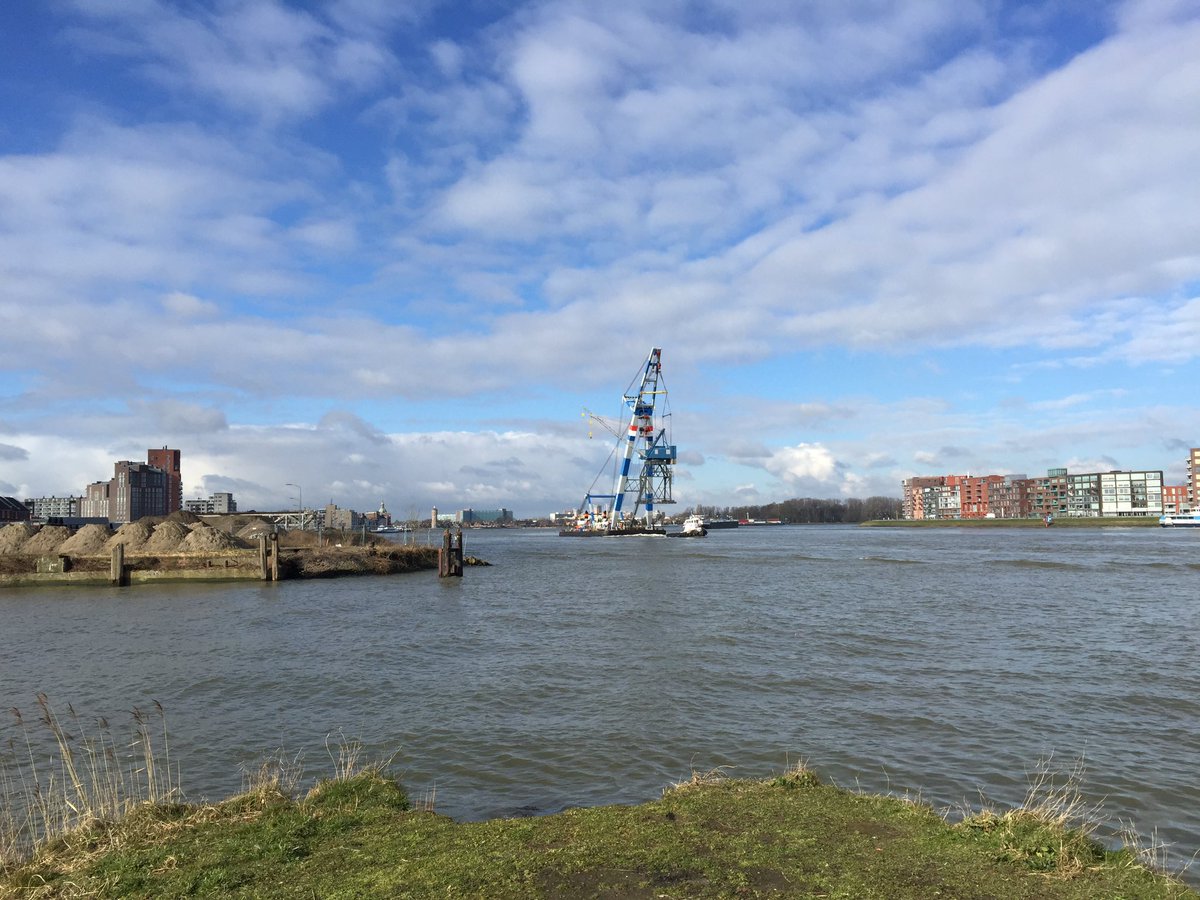 sannewaldekker's tweet photo. Historische kraan #AmericanRevolver uit Hendrik-Ido-Ambacht aangekomen op #Stadswerven in #Dordrecht @RTV_Rijnmond https://t.co/PodJZlSko0