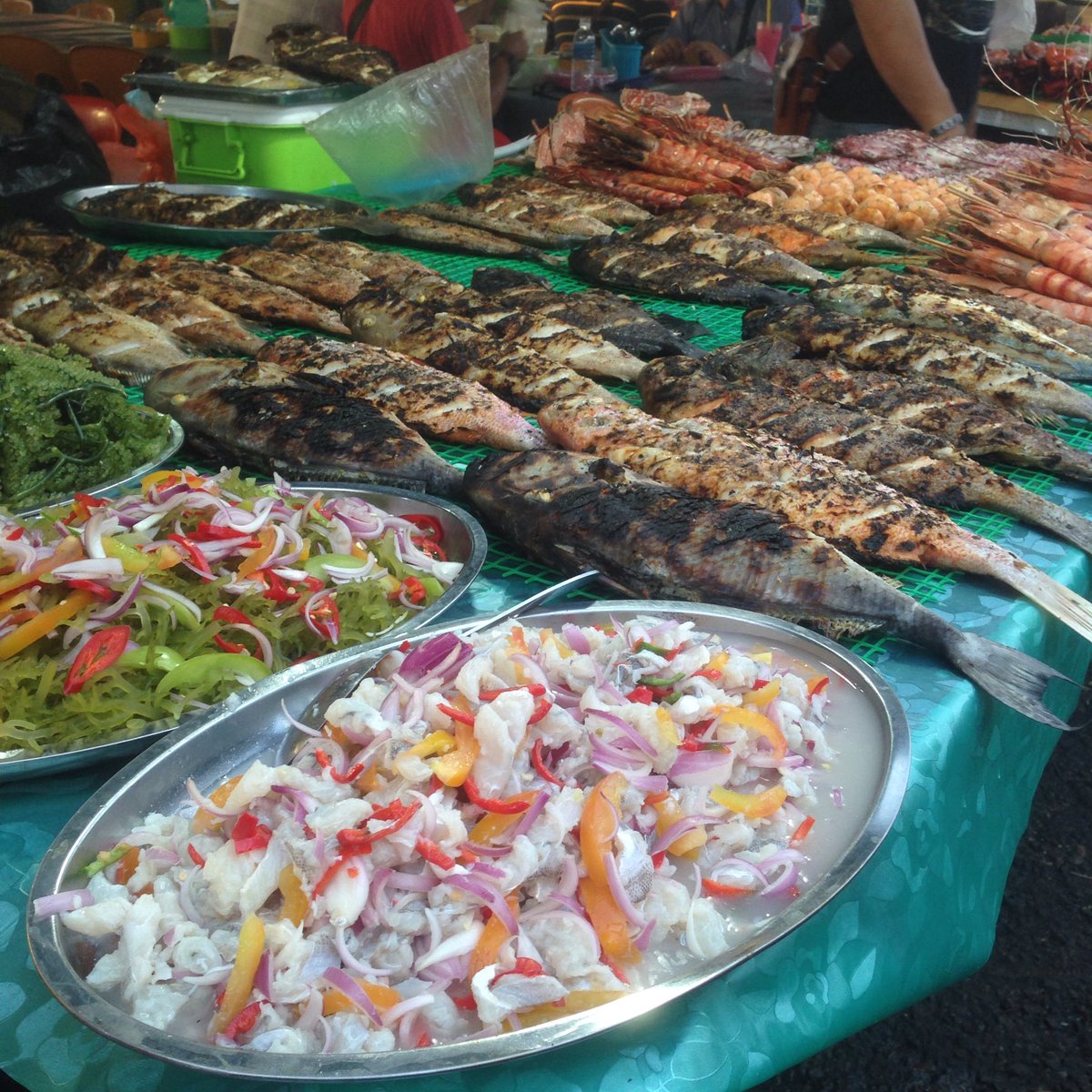 KKCity's tweet photo. Sayap ayam, buntut ayam, rumpai laut, hinava &amp; ketam.. Bah jemput makan semua 😭😭😭 https://t.co/BnMoyu37mV