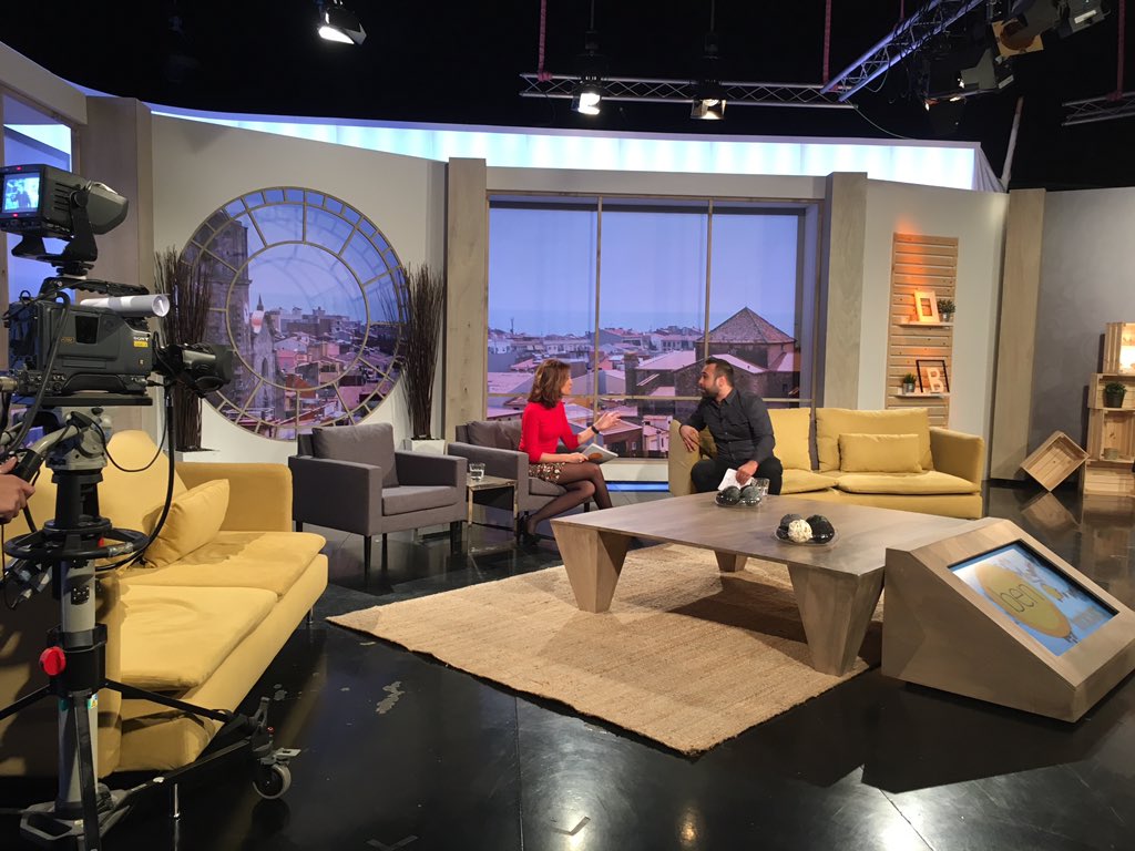 fetamidatv's tweet photo. #balconing, #SunBurnArt, #ChockingGame... Modes perilloses entre adolescents amb l'@ernestcodina d'@adolescents_cat https://t.co/KQfOVrTiDE