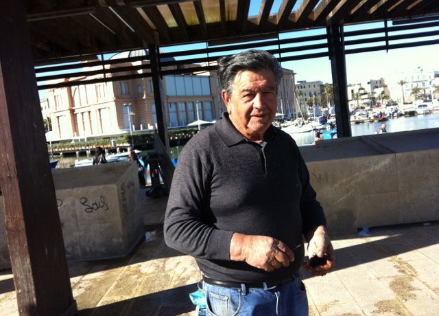 identitagolose's tweet photo. La storia di Onofrio Schingaro.Una vita passata al molo di San Nicola (BA) tra ricci e cozze https://t.co/yvl1QM6963 https://t.co/JHAclIIY4o