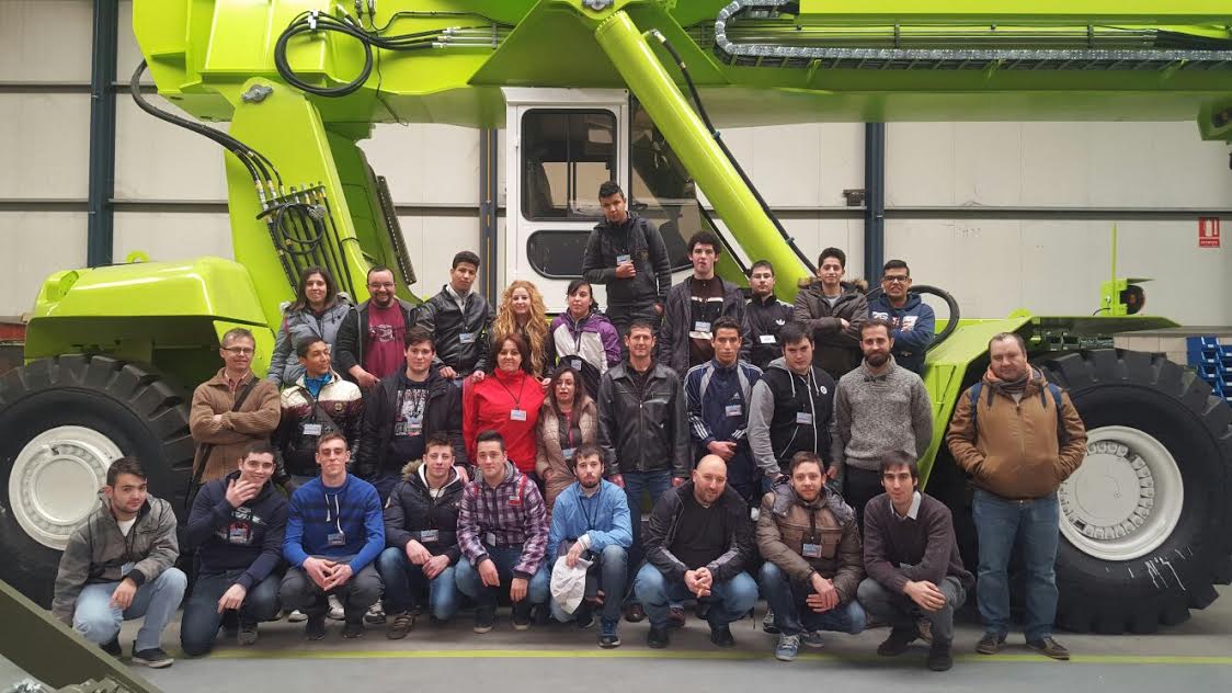cpifppiramide's tweet photo. Alumnos y docentes del CPIFP Pirámide (#Huesca) e IES Fernando Lázaro Carreter (#Utrillas #Teruel) en #GAYPU y APISA https://t.co/QRiIibtYTN
