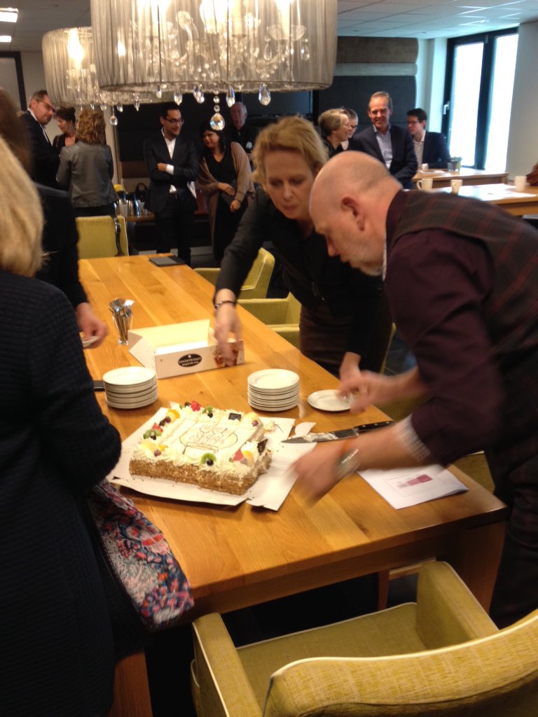 Manifest getekend! Nu komt het doen. #leertuindrechtsteden Mijlpaal gevierd met gebak. #vgz