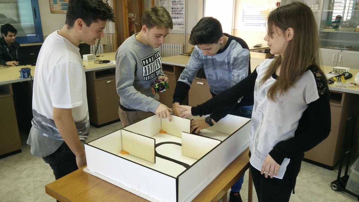 Make_and_Learn's tweet photo. Última sessió de robòtica amb #ModBots #ZUM amb els estudiants de batxillerat tecnològic a l'@epiagranollers. https://t.co/cHPrXivTeC