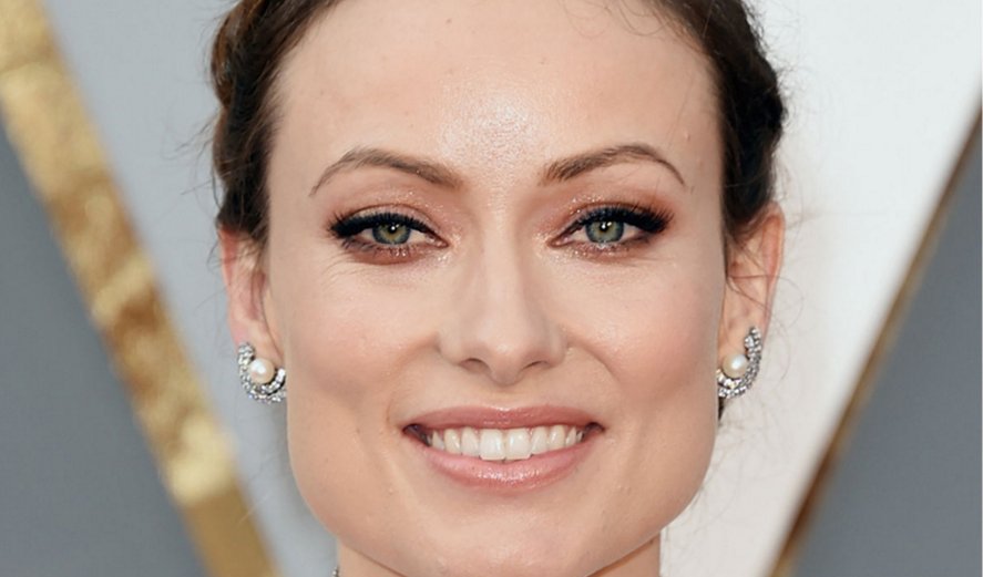 glamourmag's tweet image. 10 drugstore beauty picks under $10 that celebs used on the #Oscars red carpet: glmr.co/YU1Ydn2