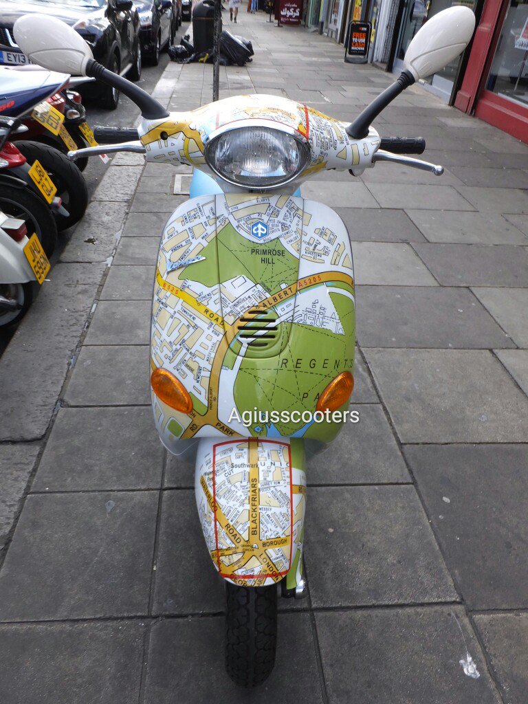 When driving through #London you'll never get lost on this #Vespa #a2z #map 👋Painted Comp Winner @ #ebay <a href="/PiaggioUK/">Piaggio UK</a>