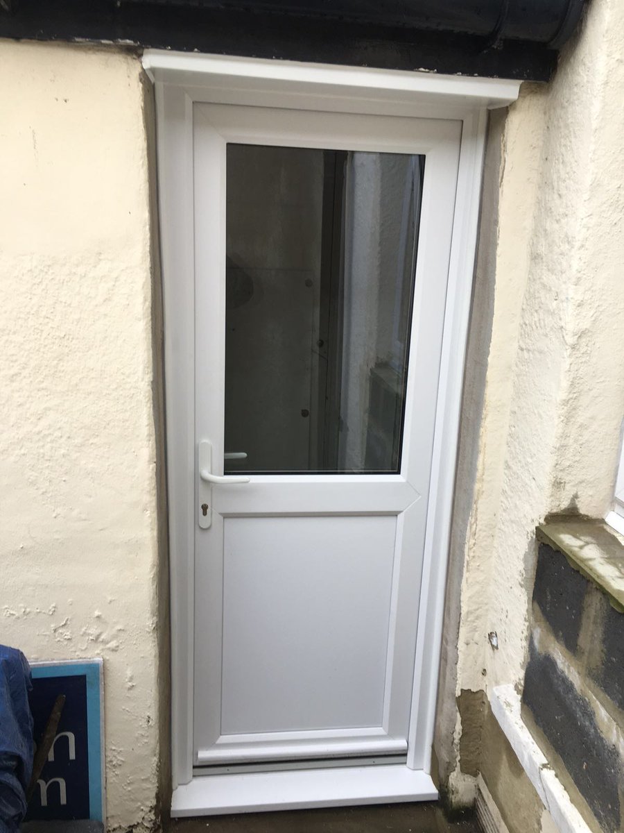 Affix_Windows's tweet photo. Before and after of a door in Woolwich. The customer is happy! #AffixWindows https://t.co/xibnlpd56I