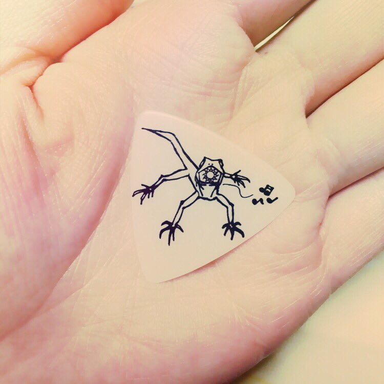 runnnner_wkyn's tweet photo. 【3/3  愛知＊リリイベ】
優先エリアに入ったら視界良好でしかもよっちゃんの目の前😍2人と何回も目が合った気がした💓しかもピック飛んできて幸せMAX！！！！！大好きなよっちゃんのピック😢💓一生大切にします💓💓 https://t.co/95NJ4NFyEW