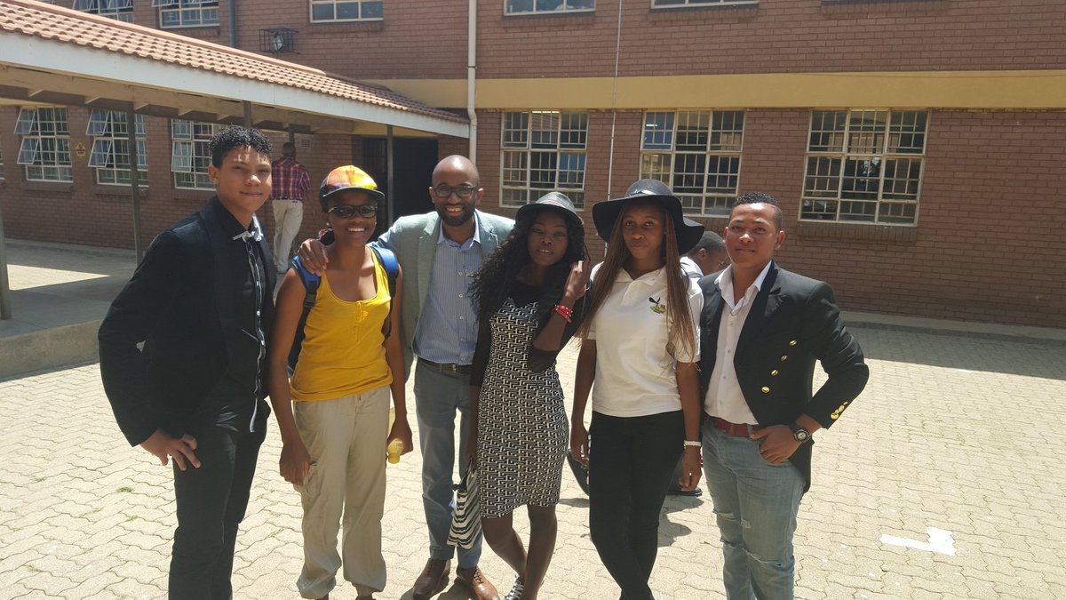 YouthManagersSA's tweet photo. @MthembuMabutho with YMF Alumni after a conversation with young leaders #Lancea Vale High https://t.co/52mDAE0DVH