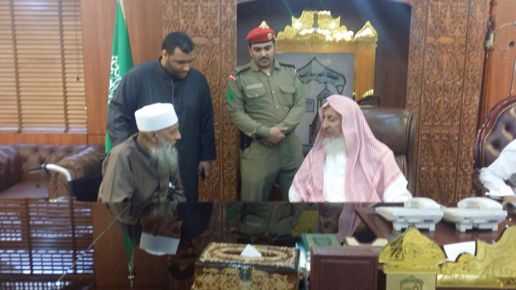 قبل قليل زيارة شيخنا المحدث أبوإسحاق الحويني - شفاه الله - لسماحة مفتي عام المملكة الشيخ عبدالعزيز آل الشيخ بمكتبه .