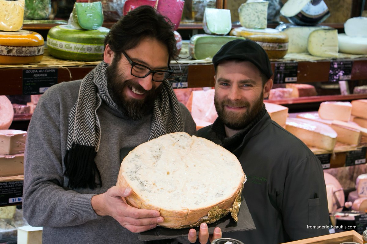FromageBeaufils's tweet photo. Sono pazzi questi #italiani! Visite de Tiziano de @CarpenedoCheese Leur #gorgonzola rend fou ! #cheese #fromage https://t.co/tmRwZn5KdJ
