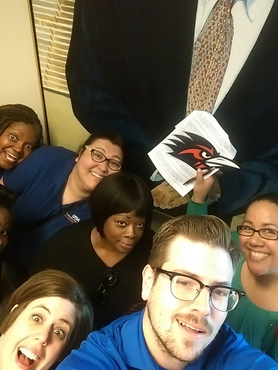 jules_e1's tweet photo. @UTSAdowntown photo of Romo in the library #utsaadvising https://t.co/4PIb1Iep4V