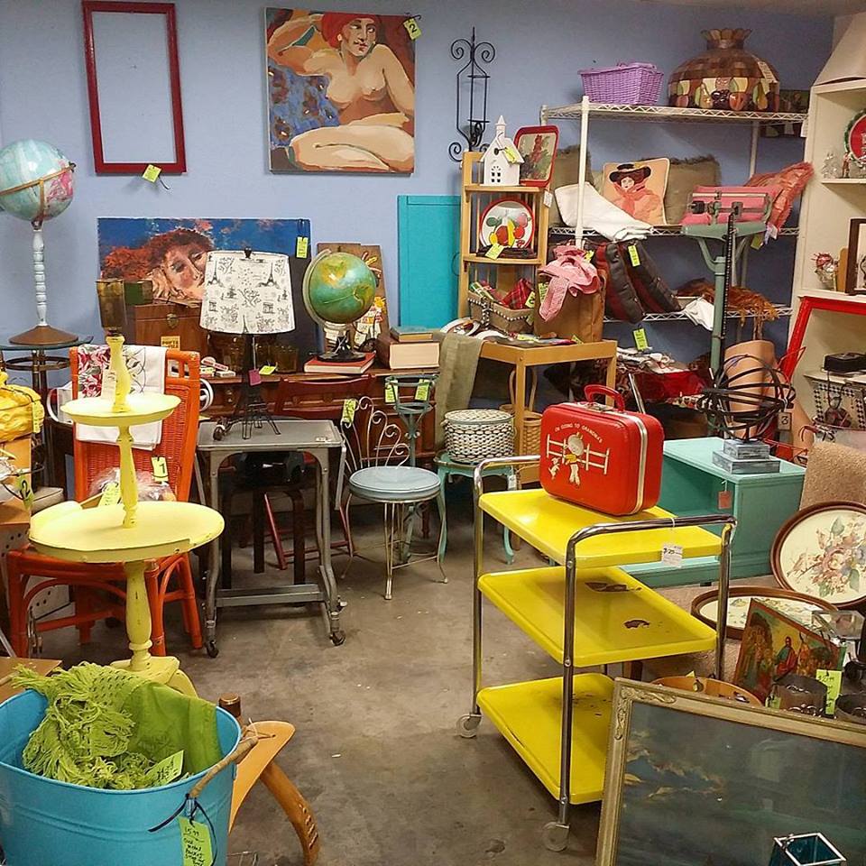 FPPVM's tweet photo. AZ's lrgst vintage mrkt Apr 8/9th @ Unvrsity of Phx Stdium 400 vendors! https://t.co/JuDRGOikdF   #fppvm https://t.co/OQPJKS5Hq3