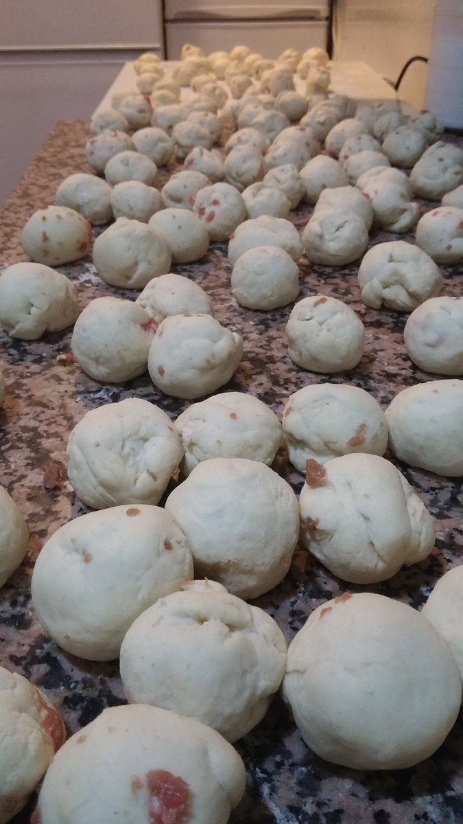 @LUISEDUGIJON  preparando bollospreñaos. Muy nervioso y supermotivado viendo en you tube goles cantados por luisedu