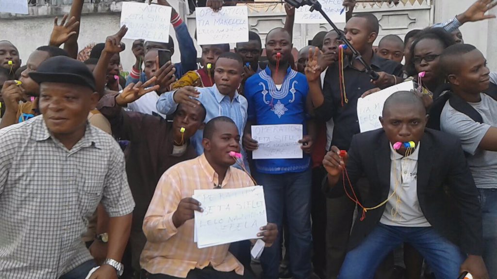 LodOmanga's tweet photo. #RDC les jeunes de @uncrdc se préparent pour l'opération #BetaSifflet qui commence ce soir à 20h. @vitalkamerhe1 https://t.co/AbgY5I0SbW